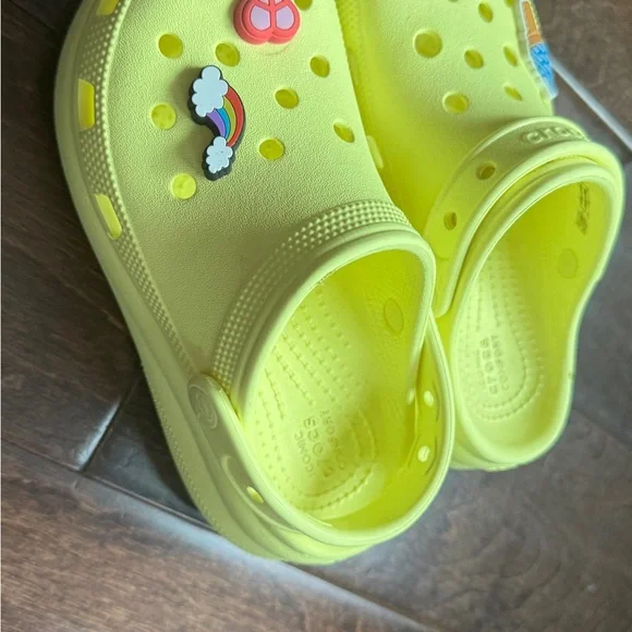 Girls yellow crocs with charms! - Picture 3 of 7